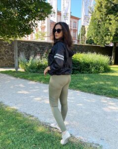 Evelyn Sharma Instagram - PROMO ALERT 🚨 There’s nothing like great active wear to spend your holiday jumping through the air! 🤩 Love @stronger 💯 cause they are super comfy and responsibly made from recycled material! ♻️ Get yours now with my #discountcode SHARMA20 ‼️🤩

#strongermoments #stronger #postnatal #mommylife #evelynsharma #selflove #loungewear #sponsored