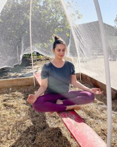 Evelyn Sharma Instagram - Thinking of it… I wouldn’t mind being a seedling in this veggie patch. 🌱 

#happyplace #gardening #veggiepatch #downunder #evelynsharma #meditation #gardenmeditation