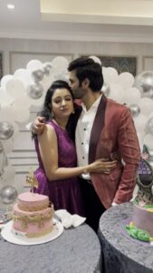 Ganesh Venkatraman Instagram - Idhu enga #privateparty dhan🥳🥳🕺💃 Birthday reel with #birthdaybaby ❤️😘😘 

#happybirthday #birthday #birthdaycelebration #birthdaycake #birthdayparty #dancereels #reelitfeelit #birthdayreels #couple #couplegoals #instagood #instagram #nishaganesh #ganeshvenkatram