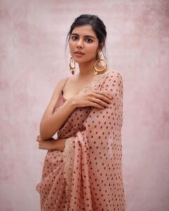 Kalyani Priyadarshan Instagram - For Mirchi Music Awards 🌶 💫 Shot by @kiransaphotography Styled by @shruthimanjari Saree @faabiianaofficial Rings @kalyanjewellers_official Earrings @radhikaagrawalstudio Makeup @amitkagda Hair @savitanalwade Organized by @therouteofficial