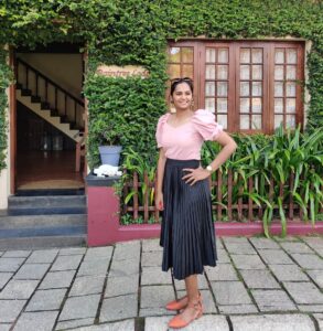 Lakshmi Priyaa Chandramouli Instagram - Hello! It's been a while so just here to say Hi to you all! Have a great week! 😊
#ItsBeenAWhile #JustSayingHi #TravelDays #FortKochi #ActorsLife #BadPoser #MondayMorning #NewWeek #LakshmipriyaaChandramouli
