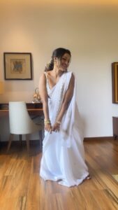Leesha Instagram - #habibi as requested by many 🙈 finally gave it a try , 
late for the trend though 🤪 🤣 
Have a great weekend 💋
#reelsinstagram #viral #trendingreels #thalapathy #dancevideo #saree #sareelove  #leesha #leeshaeclairs