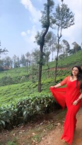 Shruti Sodhi Instagram - Handling the 4 metre long saree pallu, and not having tripped over it to roll down the hill, during a song shoot was the highlight of life ‘balance’ achieved this past month😂 #shrutisodhi #reels #shoot #stories