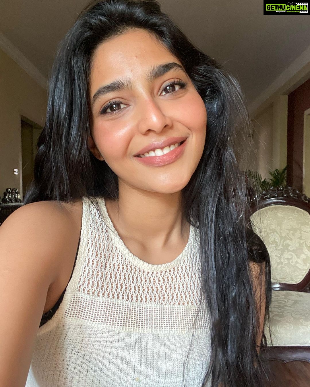 Aishwarya Lekshmi Instagram - Selfie coz @ranjini_achuthan couldn’t ...