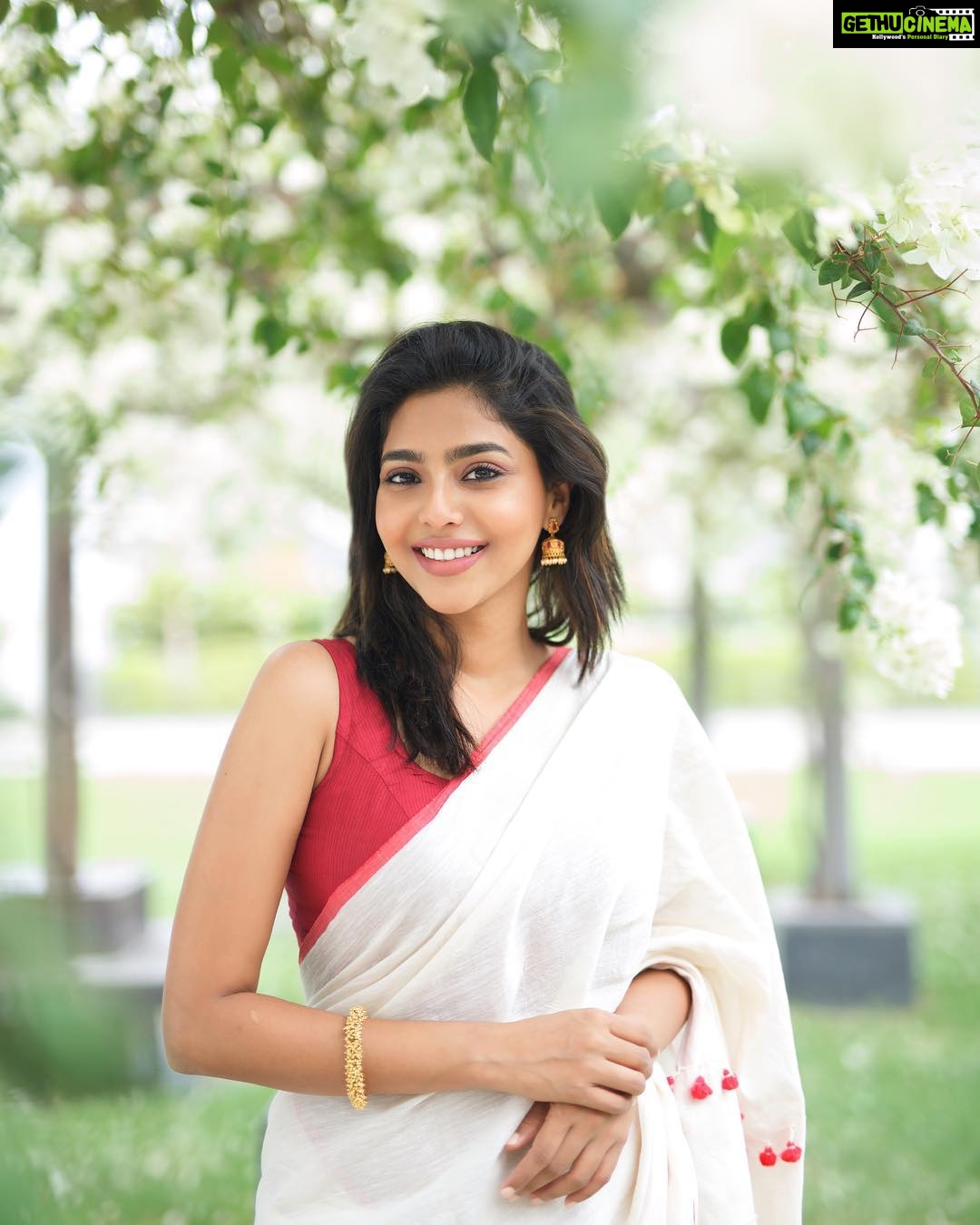 Aishwarya Lekshmi Instagram - Shot by : @mobinkurien Makeup ...