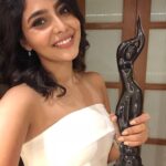 Aishwarya Lekshmi Instagram - First FilmFare 💕 Received the Best Debutant (Mal). Taking this opportunity to thank the cast and crew of both my films,and our Audience for giving us a dream run of 100 days plus for both the films. Hair : @chakrapu.madhu #filmfareawardssouth2018 #njandukaludenattiloridavela #mayaanadhi #althafsalim #aashiqabu #nivinpauly #tovinothomas