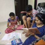 Anitha Sampath Instagram – என்னோட கல்லூரி காலத்துல இருந்து கடைசியா சன்டிவி சேருறதுக்கு கொஞ்ச நாள் முன்னாடி வரைக்கும் டியூஷன் எடுத்துட்டு இருந்தேன்…
.
கல்லூரி காலத்துல குடும்பத்துக்கான daily life expensesக்காக நானும் என் தோழியும் சேர்ந்து அவங்க அவங்க ஏரியால டியூஷன் எடுக்கலாம்னு முடிவு பண்ணி செஞ்சோம்..
.
ஆனா செய்தி வாசிப்பாளர் ஆகி ஏதோ பெரிய கஷ்டம் இப்ப இல்லங்கிற அளவு சம்பாதிக்க ஆரம்பிச்சும்..பாலிமர் நியூஸ்7 என 3 வர்ஷம் ஆங்கரா இருந்தும் அதை நான் விடவே இல்ல..காரணம் “கற்பித்தல்” வேலைய நான் ரொம்ப நேசிச்சேன்..
.
90 மார்க் வாங்குறவன 100 வாங்க வக்கிறது ஈசி..சொல்ல போனா நல்லா படிக்கிற பசங்களுக்கு டியூசன் எடுக்குறதுலாம் எனக்கு போர் ஆன விஷயம்…
.
என்கிட்ட படிச்ச அத்தனை பேரும் pass mark na என்னனே தெரியாம..வாழ்க்கைல rankனு ஒன்னு வாங்குனதே இல்லாம..அவன் பேரை தவர எதுவுமே எழுத தெரியாத பசங்கதான்..அதுவும் 7,8,9,10வகுப்புகள்ல..
.
அவன் complexஅ களைஞ்சி..படிப்புக்கும் வாழ்க்கைல சாதிக்கிறதுக்கும் சம்பந்தம் இல்லங்குறத சொல்லி சொல்லி தைரியம் கொடுத்து..தட்டி கொடுத்து படிக்க வச்சு..1-10 குள்ள ராங்க் வாங்க வச்சி..நம்மளாலயும் முடியும்னு நம்பிக்கை வர வச்சிருக்கேன்.அதுதான் ஆசிரியர் செய்ய வேண்டிய முக்கிய வேலைனும் நெனக்கிறேன்..
.
மார்க் வாங்காதவனுக்கு பின்னாடி என்ன வாழ்க்கை கதை இருக்கு…அவன எது படிக்க விடாம பண்ணுது என்று தான் முதல்ல தெரிஞ்சிக்கணும்..பல நேரத்துல அதுதான் அவன் பிரச்சனைனு அவனுக்கே தெரியாது
.
ஆடுன கால் அடங்காதுனு சொல்ற மாதிரி.. இன்னக்கும் எப்பலாம் வாய்ப்பு கிடைக்கிதோ அப்பலாம் school பிள்ளைகளுக்கு சொல்லி தருவேன்..இது என் சித்தி பசங்க (in the picture)..
.
 Rank-அயே பார்க்காத ஒருத்தன், அக்கா நான் எல்லாத்துலையும் பாஸ்..rank வர போகுது அக்கானு சொல்லும் போது வர சந்தோஷம் இருக்கே..!!
அது 96 வாங்குறவன 100 வாங்க வச்சாலும் வராது….அது ஒரு வேற லெவல் மகிழ்ச்சி..
.
பாஸ் ஆனதும்..நிறைய பசங்களோட அம்மாக்கள் போன் பண்ணி அழுதும் இருக்காங்க..
.
“செய்தி வாசிப்பாளர் அனிதா சம்பத்”நு சொல்றப்ப வர feeling-ஐ விட “டியூஷன் அக்கா” அனிதாவா இருக்கிறது அலாதிதான்..
#கற்பித்தல்_சுகம் ❤️
.
#Candid_pic_taken_by_my_mom