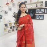 Anitha Sampath Instagram - கேமரா பதிவா? கண்ணாடி பிம்பமா? எதில் நான் நிஜம்? . கேமராவில் பதியாத சலனத்துக்கும்; கண்ணாடியில் நிலைக்காத பிம்பத்துக்கும்; இடையில் இருக்கிறேன் நிஜமான நான் . படித்ததில் பிடித்தது -கவிஞர் சுகுமாரன்.. Shooting in lockdown; Sunday star special . #anitha #anithasampath #suntv #sunnews #newsreader #suntvnewsreader #vanakkamthamizha #vanakamthamizha #anchor #vj #anithaanchor #newsreaderanitha #newsreaderanithasampath #anithasampathinstagram