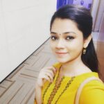 Anitha Sampath Instagram - மாலை நிலவின் மரகத மஞ்சள்... Accessory @arthis.andal . . #anitha #anithasampath #anchoranitha #vanakkamthamizha #suntv #sunnews Sun Network