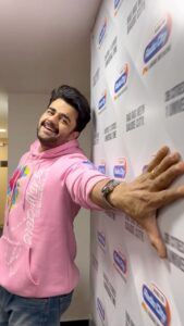 Archana Instagram - Filmy banda filmy hi rahega always!! 
That’s how my charchuuuuu welcomed me to radio city studio when I went there after 14 years!! @archanaapania 🤗🤗🤗
#mp #rj #radiocity
