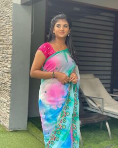 Gabriella Charlton Instagram - Unga anbukku romba nandri 🙏🏼❤️ #kavya

After wedding saree look @srisaicollections9 😍
Blouse by the best @studioavini awesome work