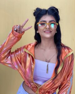 Gabriella Charlton Instagram - Hope you liked this look for the promo!! Can’t wait for the launch of BB Jodi! 🤩

This team made it possible! 
Costume by @the_udai_vandi 
Styling partner @dorothyjai 
MUA & Hair by @jeevitha.mua
Accessories @yesweshopp