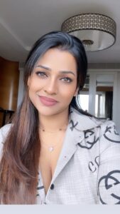 Leesha Instagram - Love panna pannuveenglaa🙈
#reelitfeelit 
Spread love & peace 💋💋
#reel #viral #trend #trendingreels #fy #leesha #leeshaeclairs #tamil #love #instagood #instadaily #postoftheday #beyou #kind #peace