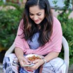Madhavi Latha Instagram - Rainy season cold weather #hot pakodi what more u need????