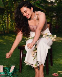 Malvika Nair Instagram - 🌸🌺🌤🥦

Outfit @labeldivyagoel
Jewellery @evoljewels 
Shoes @shooshh.in 
MUA @anusha.ramakrishna 
Styling @shefalideora_ 
Assisted by @payal.lodha86 

✨Shot by @megvee_ ✨
