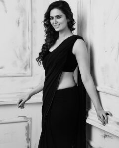 Meenakshi Dixit Instagram - Black & White 📸

#meenakshidixit #saree #instagood #instafashion #blackandwhite #love #trending