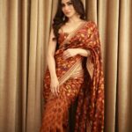 Mouni Roy Instagram - My front row cliché 🤩 #ASareeGirlForever ☺️ • • • Outfit:- @drishtizahabia Earrings:- @golecha_jewels Styled by:- @rishika_devnani Asstd by:- @romamaityy @dhruvypancholi Make up by :- @mukeshpatilmakeup Hair:- @hairbysharda 📸 @vivekchawlastudio