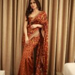 Mouni Roy Instagram - My front row cliché 🤩 #ASareeGirlForever ☺️ • • • Outfit:- @drishtizahabia Earrings:- @golecha_jewels Styled by:- @rishika_devnani Asstd by:- @romamaityy @dhruvypancholi Make up by :- @mukeshpatilmakeup Hair:- @hairbysharda 📸 @vivekchawlastudio