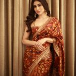 Mouni Roy Instagram - My front row cliché 🤩 #ASareeGirlForever ☺️ • • • Outfit:- @drishtizahabia Earrings:- @golecha_jewels Styled by:- @rishika_devnani Asstd by:- @romamaityy @dhruvypancholi Make up by :- @mukeshpatilmakeup Hair:- @hairbysharda 📸 @vivekchawlastudio