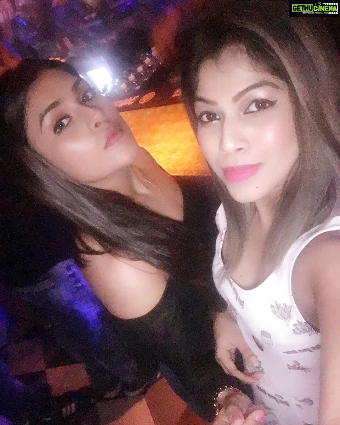 Naira Shah Instagram - Party is on bro!😛💯!! #nairashah#mumbai#nightlife ...