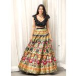 Nikki Tamboli Instagram - H&M- @beauhairandmakeup Stylist- @d_devraj ❤️ Outfit- @poonamskaurture 📸 @chinthuu_klicks 🌸
