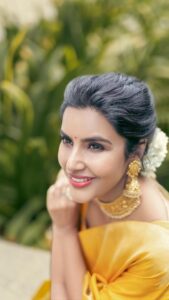 Priya Anand Instagram - Years ago today I made my debut with Vamanan! With a heart full of Sunshine I thank each and everyone of you that have been a part of this journey with me! 💛💛💛

Thank you @director_ahmed @krishna.arvind for the opportunity & @itsyuvan for the most timeless & beautiful album ever! 💛💛💛

Beauty @vedya.hmua 
Shot by @parvathamsuhasphotography