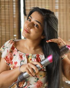 Rajisha Vijayan Instagram - Treating my locks with the best hair styling tool- Dyson Airwrap ❤️

I love styling my hair but at the same I make sure to take care of its health too. My Airwrap makes sure I get the best of both worlds because it gives me versatile styles without damaging my hair!

@dyson_india 

#GoodByeExtremeHeat #DysonHairatHome #DysonAirwrap #DysonIndia