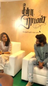 Ramya Subramanian Instagram - I thought I saw Adi but then ….. 🙃🙆🏻‍♀️🙇🏻‍♀️

Thank you Adi/ Ram / @dqsalmaan for being the coolest one in the block ♥️🤗.

We spoke lot more cooler stuff for @fcompanionsouth 🙋🏻‍♀️.

Hit the link in my story to watch it in live 👍🏻😀🙏🏻.
