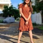 Raveena Daha Instagram - வண்ணம் இல்லா என் வாழ்விலே, வர்ணம் மீட்டுகிறாய்🌈💙 Super stylish frock from: @dresshousee_ 😍🔥 #raveena #raveenadaha