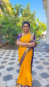 Raveena Daha Instagram - Aye … naan thani aal illa .. naanga 3 peru 😝💛

Beautiful blouse and saree from @ravikkai_selai 💙💛
Jewellery from : @new_ideas_fashions 
Makeup by @makeover_by_jinu 

#raveena #raveenadaha