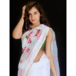 Raveena Daha Instagram - நீ எண்ணம் நான் வார்த்தை நீ சொல்லும் பொழுதே வெளிப்படுவேன் !🤭❤️ Saree from:@jj_.collections ❤️ #raveena #raveenadaha