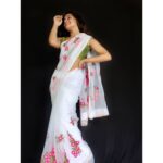 Raveena Daha Instagram - நீ எண்ணம் நான் வார்த்தை நீ சொல்லும் பொழுதே வெளிப்படுவேன் !🤭❤️ Saree from:@jj_.collections ❤️ #raveena #raveenadaha