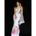 Raveena Daha Instagram - நீ எண்ணம் நான் வார்த்தை நீ சொல்லும் பொழுதே வெளிப்படுவேன் !🤭❤️ Saree from:@jj_.collections ❤️ #raveena #raveenadaha