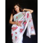 Raveena Daha Instagram - நீ எண்ணம் நான் வார்த்தை நீ சொல்லும் பொழுதே வெளிப்படுவேன் !🤭❤️ Saree from:@jj_.collections ❤️ #raveena #raveenadaha