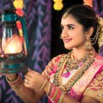 Raveena Daha Instagram - One must be in tune with the times to appreciate traditions !🤗 . •SOUTH INDIAN BRIDAL LOOK• . MUA:@sharanyas_makeupartistry Jewellery:@aadhirabridal_jewellery Saree:@grb_silks Blouse:@jdesigners30 Hair do :@jaanumakeoverartistry Photography:@dhanush__photography #raveena #raveenadaha
