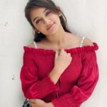 Raveena Daha Instagram - நீ என்ன பாக்குற மாதிரி நான் உன்ன பாக்கலையே 😜🦋❤️ Top from: @_attire_world_ #raveena #raveenadaha