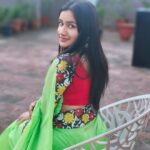 Raveena Daha Instagram - நீ வானவில்லாக அவள் வண்ணம் ஏழாக🌈❤️ Beautiful saree from : @shiny_botique 😍💚 #raveena #raveenadaha