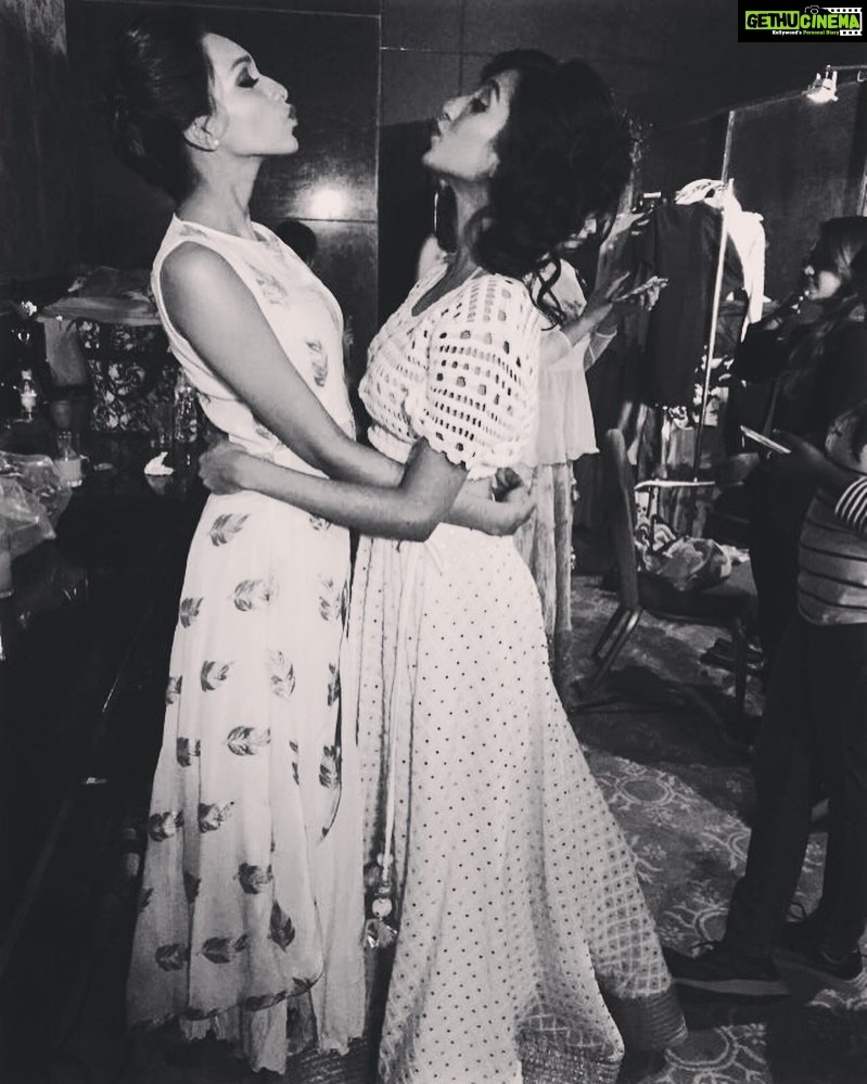 Sanchana Natarajan Instagram - Blow a kiss🙈👭 💛 #navyball2016 - Gethu Cinema