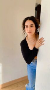 Sanya Malhotra Instagram - 🐈 ❌ 👩🏻‍🦱 #dosticancelled