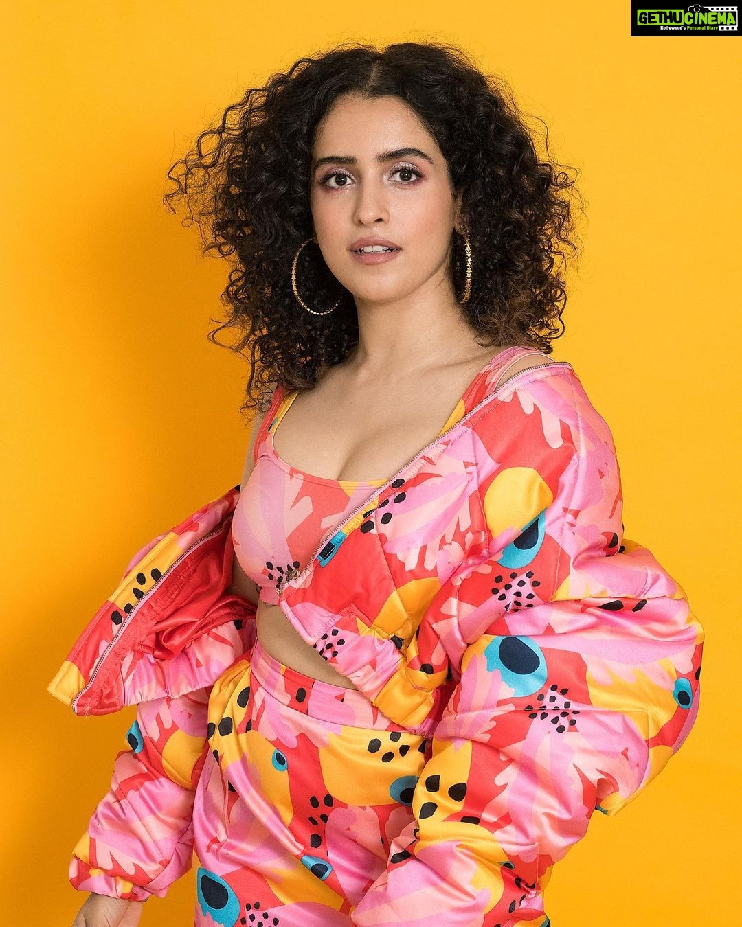 Sanya Malhotra Instagram - 🎲 #ludoonnetflix 🎲 👗 @sukritigrover 💄 ...