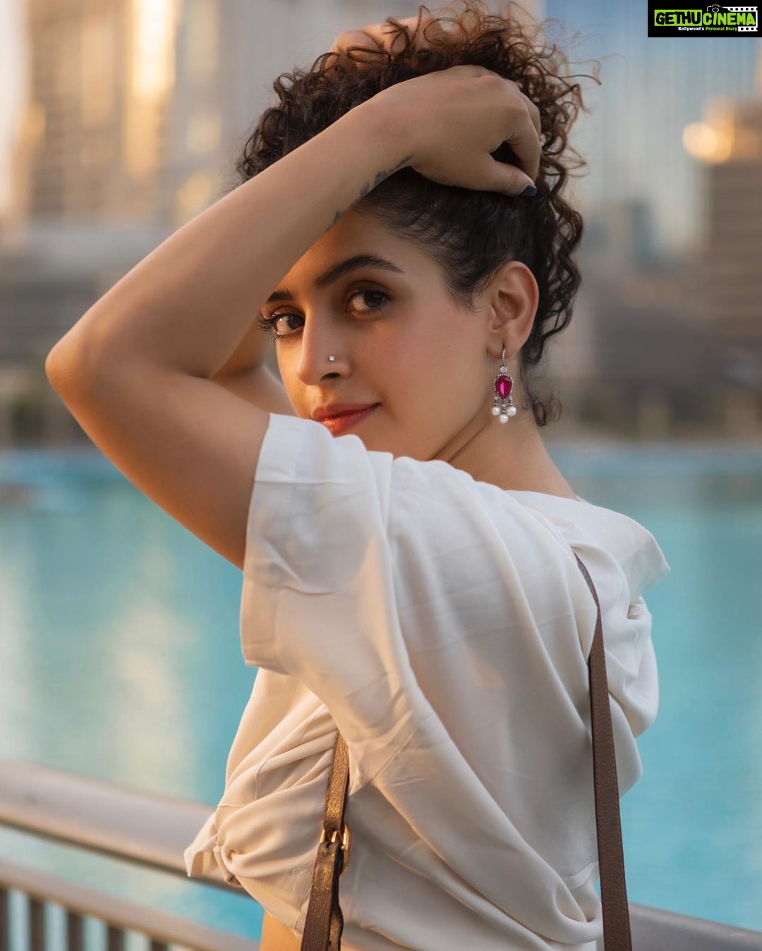 Sanya Malhotra Instagram - Ting ting 😉 #Throwback 📸 @anunaysood - Gethu ...