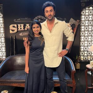 Sivaangi Krishnakumar Instagram - Thats how my first Mumbai trip went🙈
Cant wait to share the real deal with you all😍
Im wearing : @diademstore.in @indu_ig #ranbirkapoor #shamshera promotions❤️
@yrf @meta @instagram @oodagaa @vbzu @vijaymp29