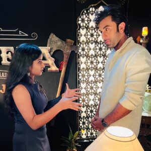 Sivaangi Krishnakumar Instagram - Thats how my first Mumbai trip went🙈
Cant wait to share the real deal with you all😍
Im wearing : @diademstore.in @indu_ig #ranbirkapoor #shamshera promotions❤️
@yrf @meta @instagram @oodagaa @vbzu @vijaymp29