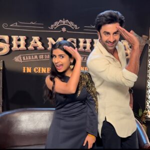 Sivaangi Krishnakumar Instagram - Thats how my first Mumbai trip went🙈
Cant wait to share the real deal with you all😍
Im wearing : @diademstore.in @indu_ig #ranbirkapoor #shamshera promotions❤️
@yrf @meta @instagram @oodagaa @vbzu @vijaymp29