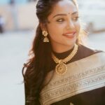 Smruthi Venkat Instagram - #candid #blacksaree 🖤 Pc @photonimage_by_daran @jenson_16 H&m @renuka_mua