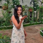 Smruthi Venkat Instagram – Throw back to Catching butterflies ✨✨ #dubaidiaries #butterfly #butterflygarden #vacation #throwback #dubaibutterflygarden #beforequarantine