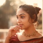 Smruthi Venkat Instagram - saree can never do you wrong ✨ #sareelove #sareelovers #terrace #beforequarantine Pc @martindon