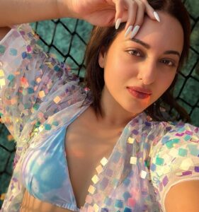 Sonakshi Sinha Instagram - I see you heard about the 20% off sitewide sale on @itssoezi ALL DAY today! What you waiting for? Grab your sexy nails and show me your #SoeziSelfie 💗 LINK IN BIO happy sunday!