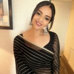 Sreemukhi Instagram – Love for sarees 🖤✨
For Chicago’s show! ☺️

Styling @hemamanohar1 
Saree- @cinderellaclosethyd 
Earrings @aanvitrends 
Make up n hair – me me me :)

#sreemukhi #NRIVA #chicago #usdiaries Renaissance Schaumburg Convention Center Hotel