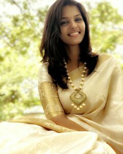 Swathishta Krishnan Instagram - Dream cream ❤❤❤ My eternal love for the white fam💟 which looked even more classy with the jewellery by @g3accessories Costume designer : @subis508 Styling : @swathirao2257 PC : @manoj_kumar_0706